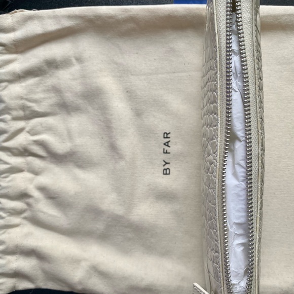 BRAND NEW! BY FAR - Rachel Cream Croco Embossed Leather Shoulder Bag - Picture 5 of 7